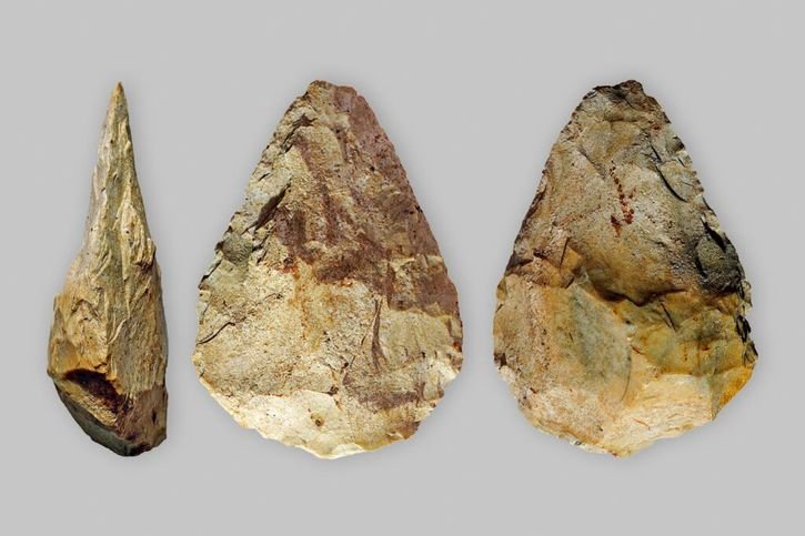 Le biface découvert à Füllinsdorf (BL) date d'au moins 45'000 ans. La pierre utilisée pour fabriquer cet outil provient d'un gisement situé près d'Alle (JU). © Service cantonal d'archéologie BL