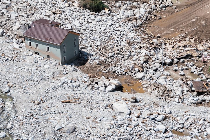 Les glissements de terrain n'ont pas épargné Sorte dans les Grisons vendredi soir. © KEYSTONE/SAMUEL GOLAY