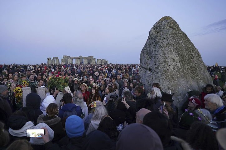 Le célèbre monument mégalithique préhistorique de Stonehenge est aligné sur l'axe du soleil lors des solstices d'été et d'hiver. Comme chaque année lors du solstice d'été, de nombreux curieux s'y sont rendus vendredi dernier pour assister au lever du soleil. © KEYSTONE/AP/Andrew Matthews