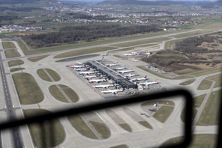 Les avions ont été cloués au sol à l'aéroport de Zurich. Seuls des atterrissages étaient possibles, mais ils ont été réduits de moitié (archives). © KEYSTONE/GAETAN BALLY