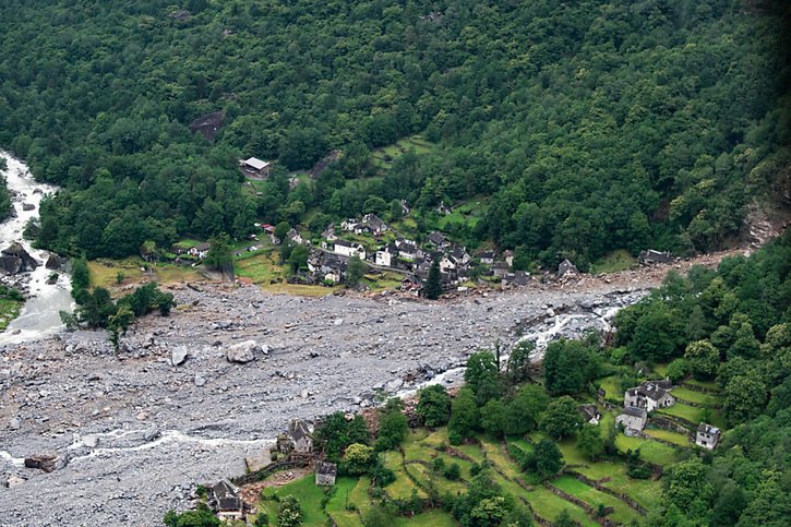 Maisons détruites à Fintana, dans le Val Maggia, photographiées par hélicoptère dimanche. © KEYSTONE/TI-PRESS POOL/SAMUEL GOLAY