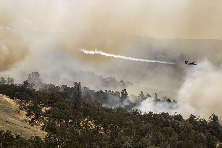 Les pompiers sont à pied d'oeuvre pour freiner l'incendie. © KEYSTONE/AP/Stephen Lam