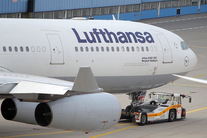 Le groupe Lufthansa prévoit désormais un résultat d'exploitation ajusté annuel compris entre 1,4 et 1,8 milliard d'euros, contre environ 2,2 milliards auparavant, suite à un premier semestre décevant. (archives) © KEYSTONE/DPA/FREDRIK VON ERICHSEN