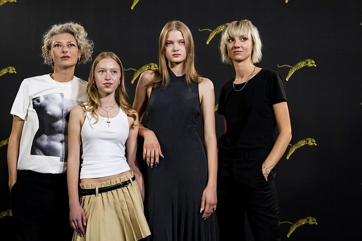 Les actrices et la réalisatrice lituanienne Saule Bliuvaite (droite) du film "Toxic", Léopard d'Or de Locarno cette année. © KEYSTONE/JEAN-CHRISTOPHE BOTT