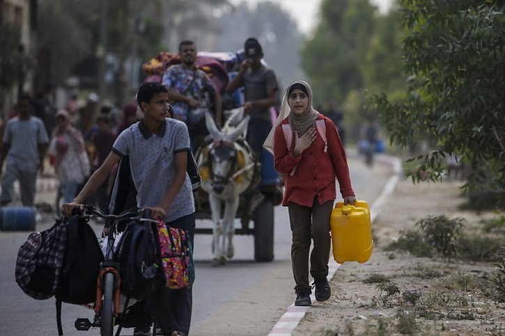 Après de nouveaux ordres d'évacuation israéliens, des réfugiés palestiniens ont été contraints de fuir vendredi Deir al-Balah, dans le centre de la bande de Gaza. L'ONU a décrié ces évacuations forcées "au milieu de la mort et de la destruction". © KEYSTONE/EPA/MOHAMMED SABER