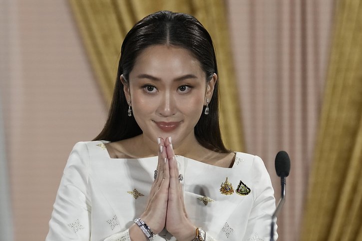 A 37 ans, Paetongtarn Shinawatra, la fille de l'ex-Premier ministre milliardaire controversé Thaksin, a été investie cheffe du gouvernement thaïlandais par le roi Maha Vajiralongkorn. © KEYSTONE/AP/Sakchai Lalit